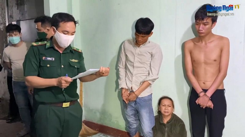 Bắt quả tang 2 mẹ con tàng trữ ma túy đá