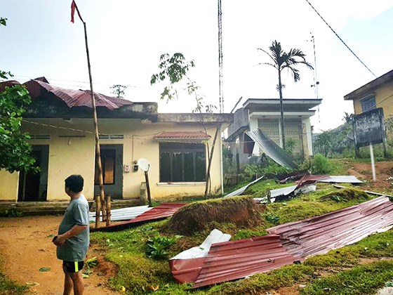 Lốc xoáy tốc mái hàng chục nhà dân tại Quảng Ngãi