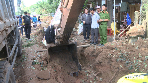 Xe cuốc đào trúng bom phát nổ, cả chục nhà dân hư hỏng