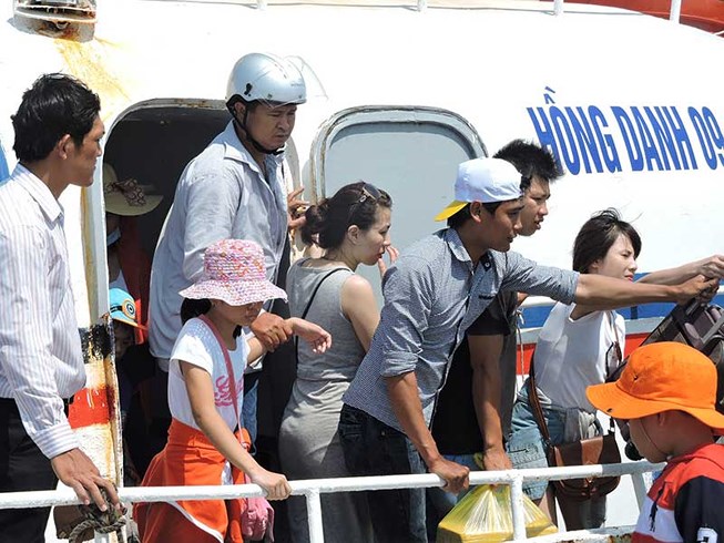 Du khách nườm nượp tham quan đảo Lý Sơn dịp lễ 30-4