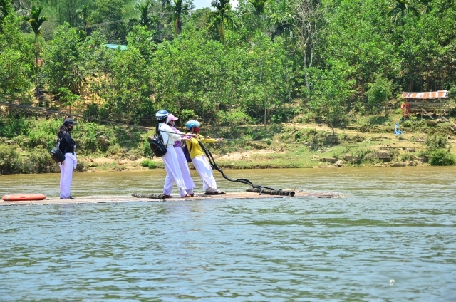 Đi bè, bơi sông tìm chữ