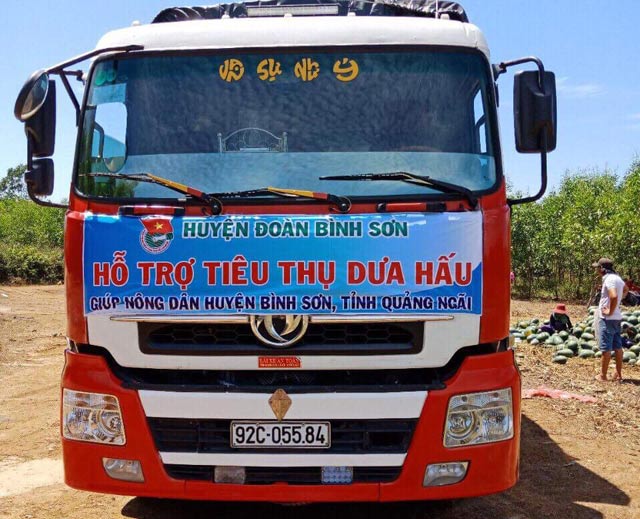 Không đành lòng bỏ mặc, huyện lại "giải cứu" dưa hấu