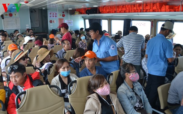 Một ngày, gần 4.000 lượt khách ra đảo Lý Sơn