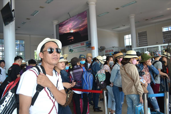Điều động 29 chuyến tàu chở hàng ngàn hành khách ra đảo Lý Sơn trong ngày nghỉ lễ đầu tiên