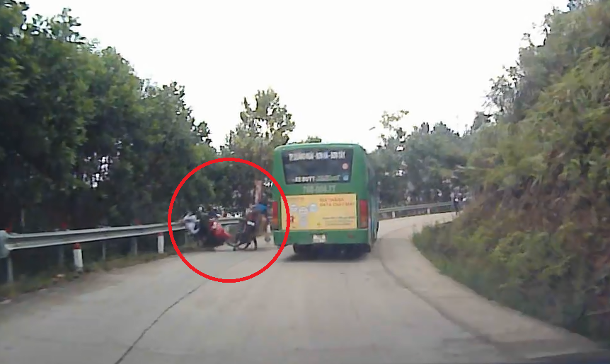 Clip: Vượt xe buýt không quan sát, 3 người may mắn thoát chết