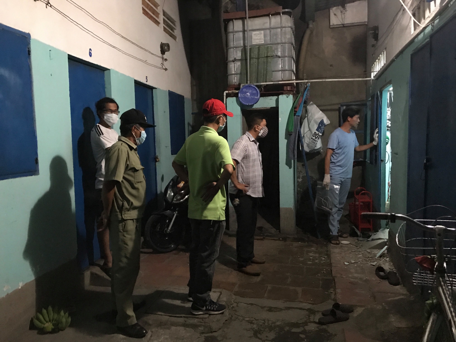 Hiện trường phát hiện nam tài xế GrabBike tử vong cạnh vũng máu