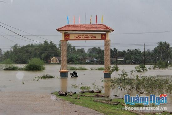 Bình Sơn: Vùng "rốn lũ" Long Yên bị chia cắt hoàn toàn