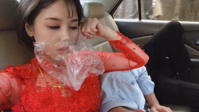 Cô dâu mũi bịt đầy khăn giấy, tai đeo túi nilon vì say xe vẫn tạo dáng selfie khiến dân tình thích thú