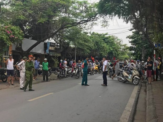 Xe tải cuốn xe máy chở cả gia đình vào gầm, người phụ nữ mang thai sinh con tại hiện trường rồi tử vong