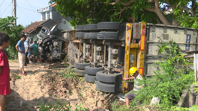 Xe container đâm nhà dân khiến 3 người đang ngủ bị thương nặng