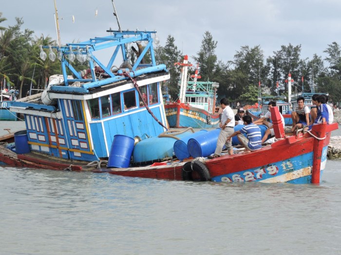 Quảng Ngãi: Cứu vớt 31 ngư dân trên tàu câu mực bị chìm trên biển