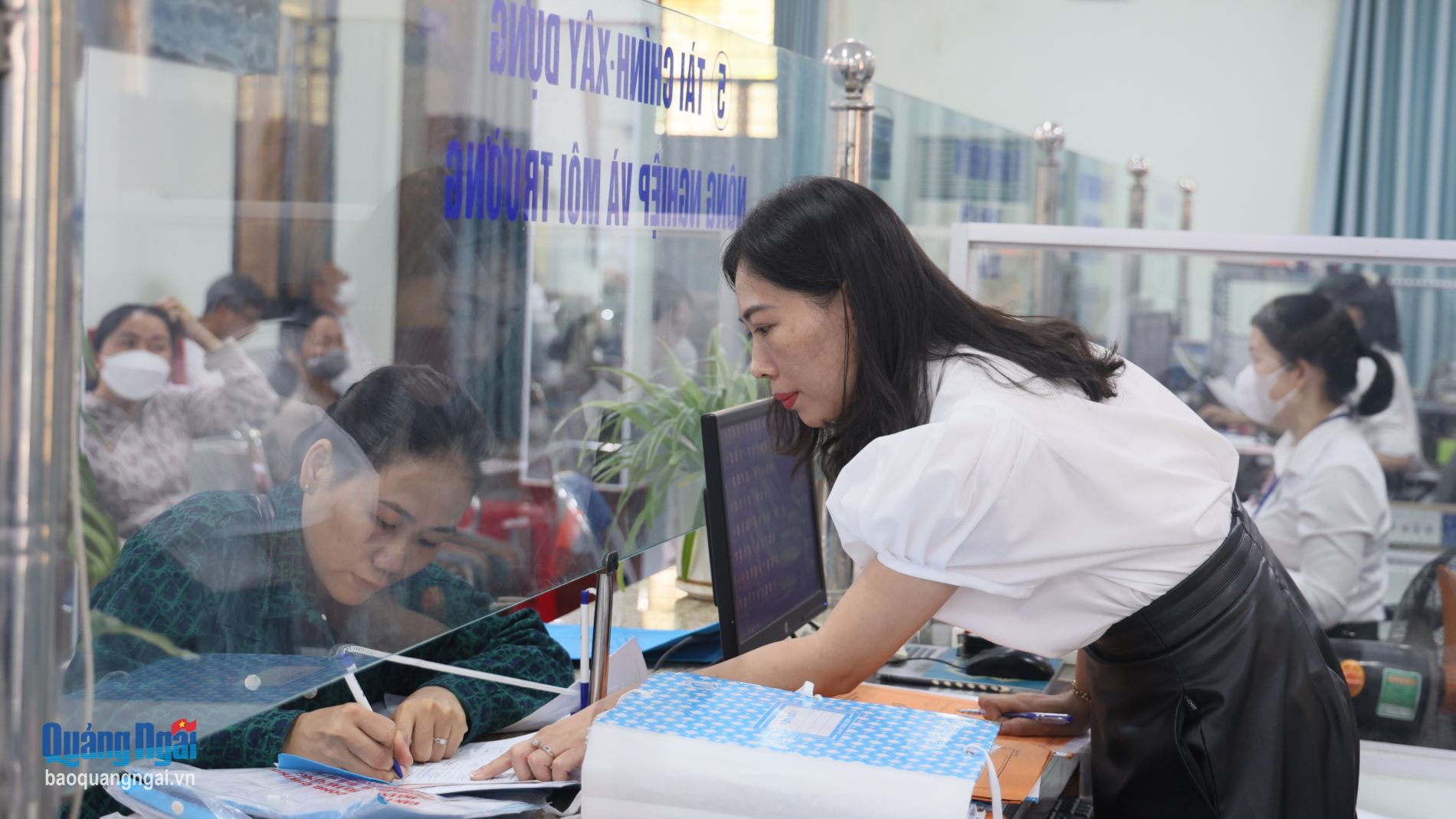 Cán bộ hành chính công - thước đo của chính quyền phục vụ