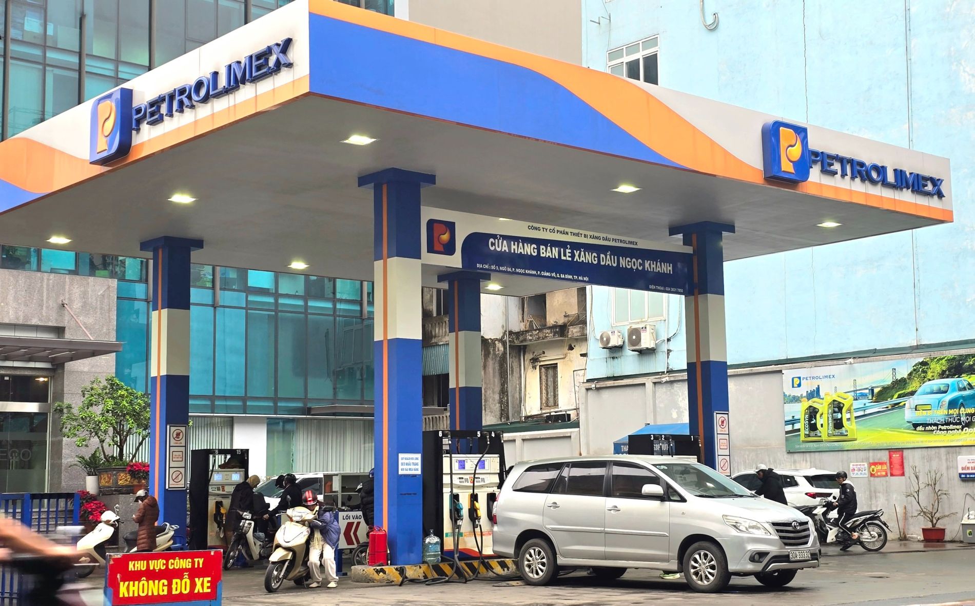 Giá xăng tăng lần 5 liên tiếp, RON 95 vượt 21.500 đồng/lít