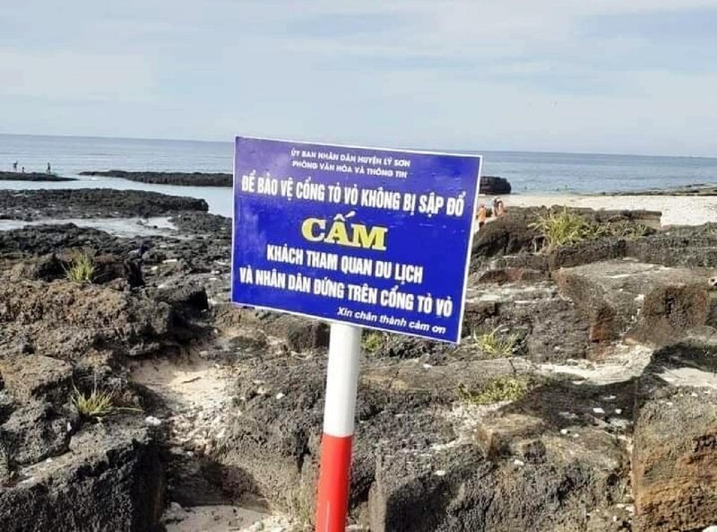 Cấm trèo lên cổng Tò Vò nghìn năm tuổi ở đặc khu Lý Sơn Cấm trèo lên cổng Tò Vò nghìn năm tuổi ở đặc khu Lý Sơn
