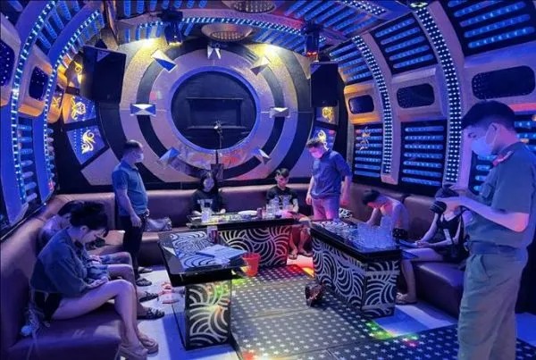 Chủ quán, nhân viên và nhóm ‘bay lắc’ trong quán karaoke bị khởi tố