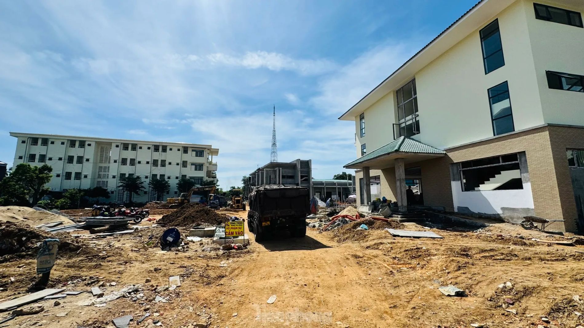 Thi công ngày đêm hoàn thiện nhà công vụ cho hơn 1.100 cán bộ Kon Tum sau sáp nhập