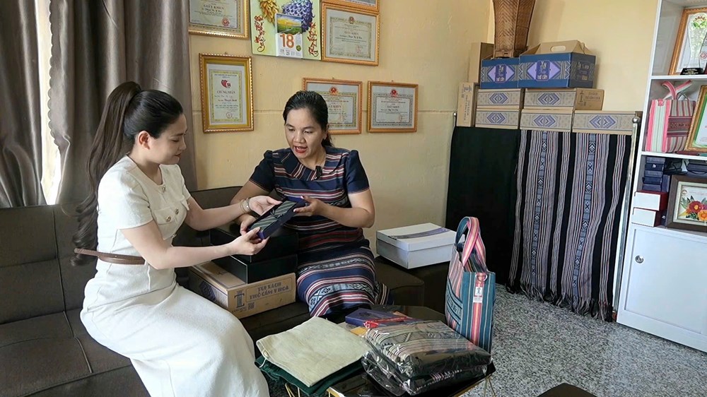 Đưa sản phẩm dệt thổ cẩm Làng Teng vươn xa