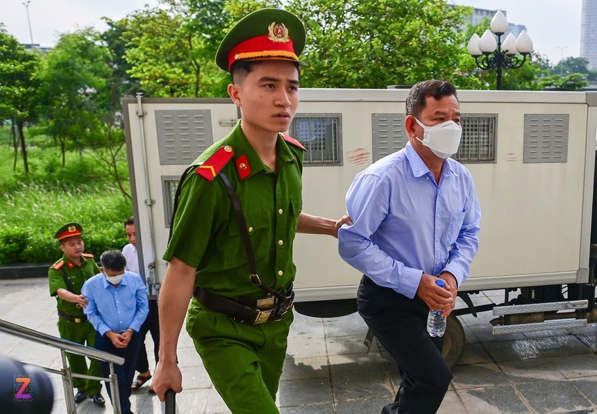 Vợ cựu Chủ tịch Quảng Ngãi gãy chân, ông chủ Phúc Sơn biếu 20.000 USD