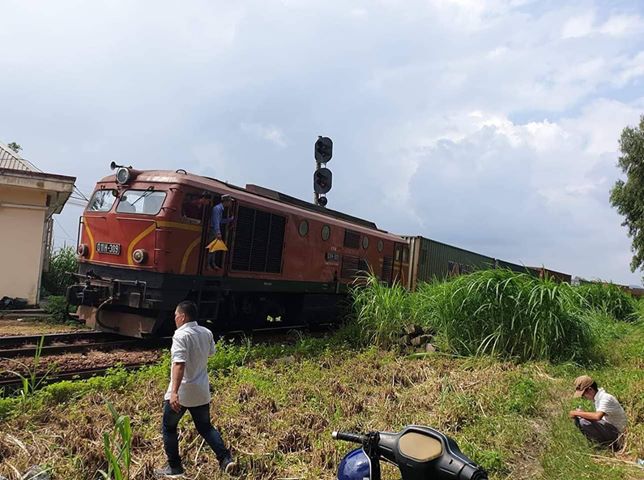 Mải nói chuyện điện thoại, người đàn ông bị tàu hỏa tông tử vong tại chổ