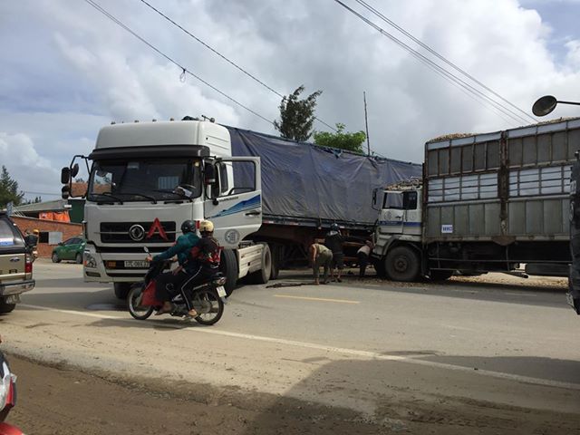 Xe dăm tông xe tải tại Bình Thạnh