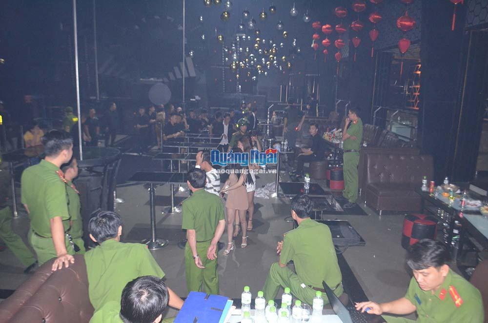 Đột kích vũ trường Oasis, phát hiện hàng chục thanh niên sử dụng ma túy