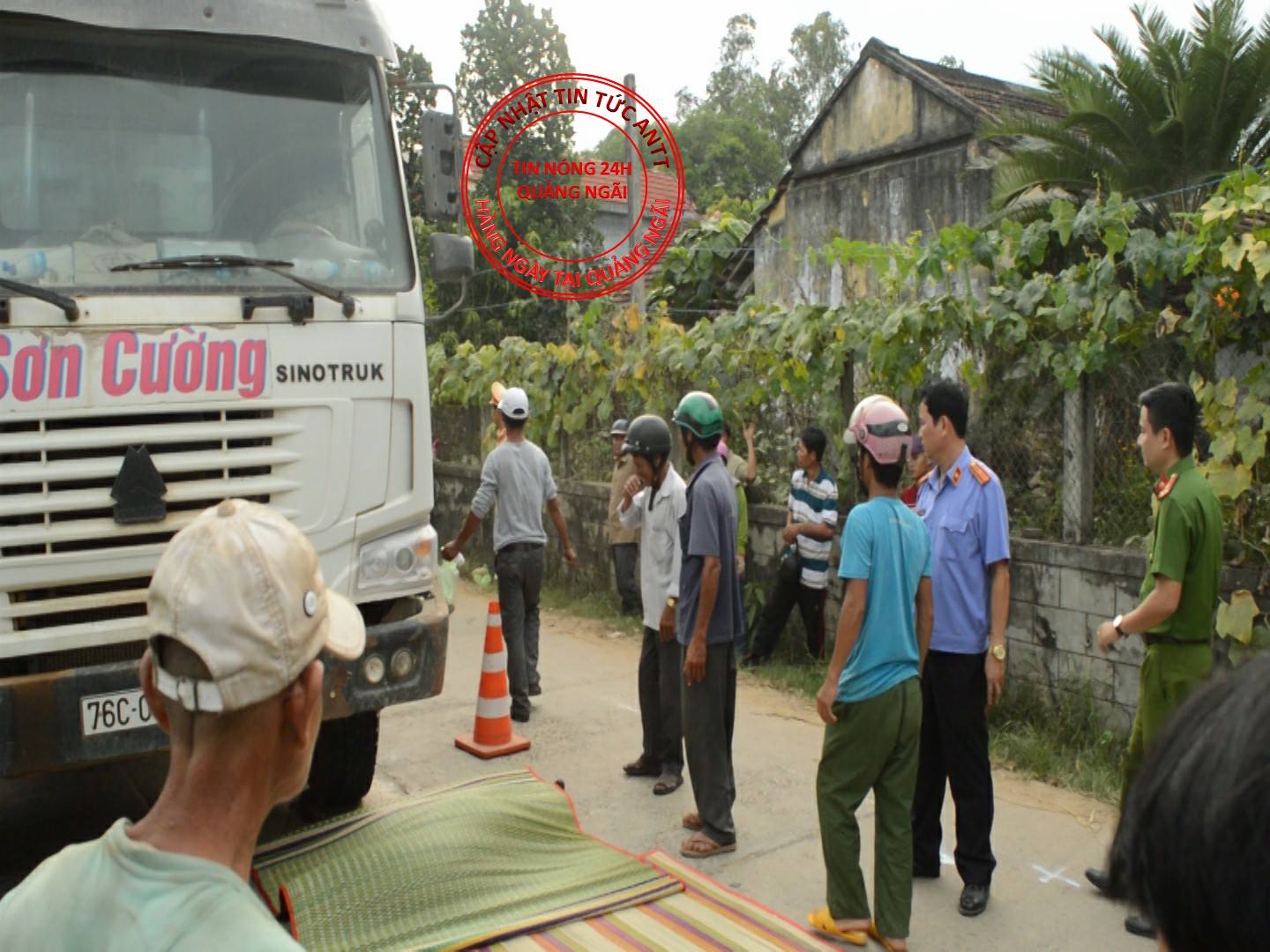 Bình Sơn: TAI NẠN GIAO THÔNG HI HỮU, MỘT CÔNG NHÂN BỊ Ô TÔ CÁN CHẾT THẢM SAU KHI VA CON BÒ