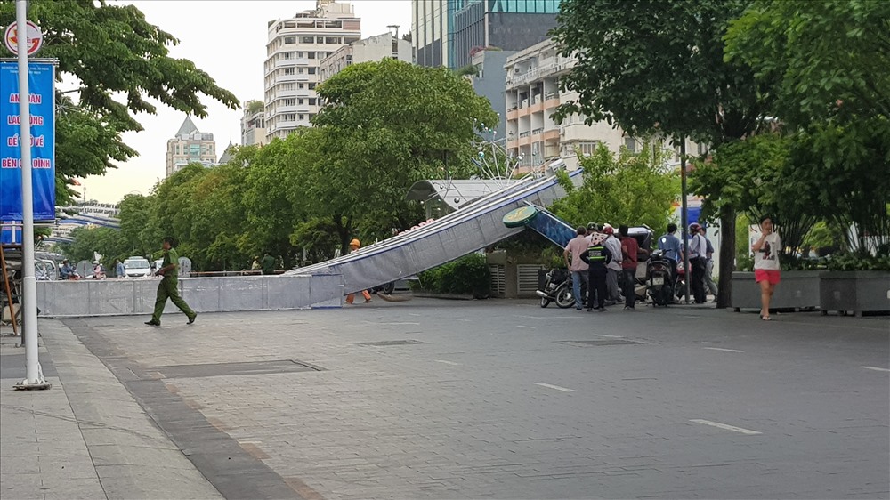 Cổng chào trên phố đi bộ đổ, một thanh niên đi xe biển Quảng Ngãi trọng thương