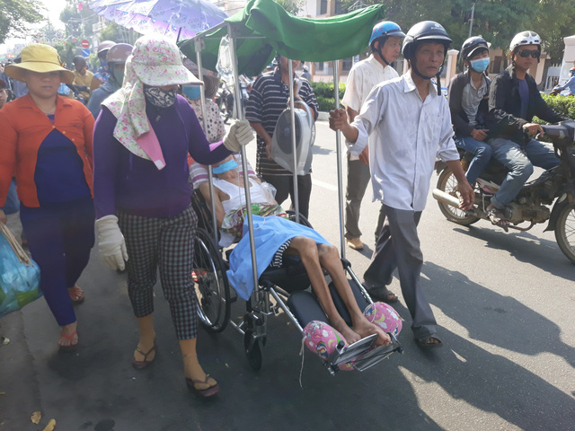 Đẩy nạn nhân bị liệt đi suốt 8km dưới trời nắng để phản đối kết luận điều tra