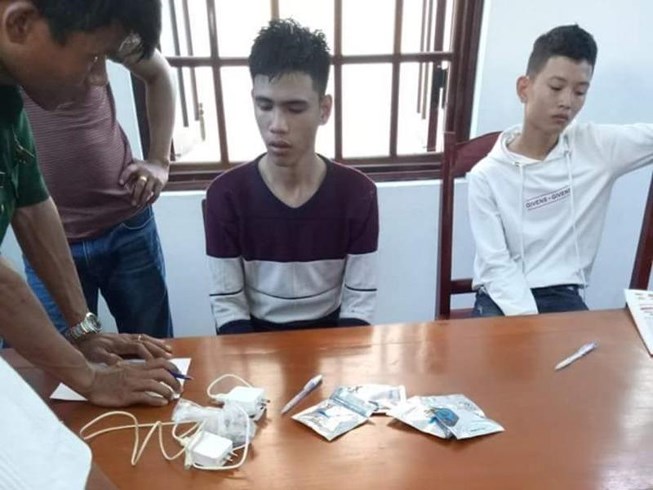 Phê cỏ Mỹ, nam thanh niên 'bay' ra khỏi tàu cao tốc
