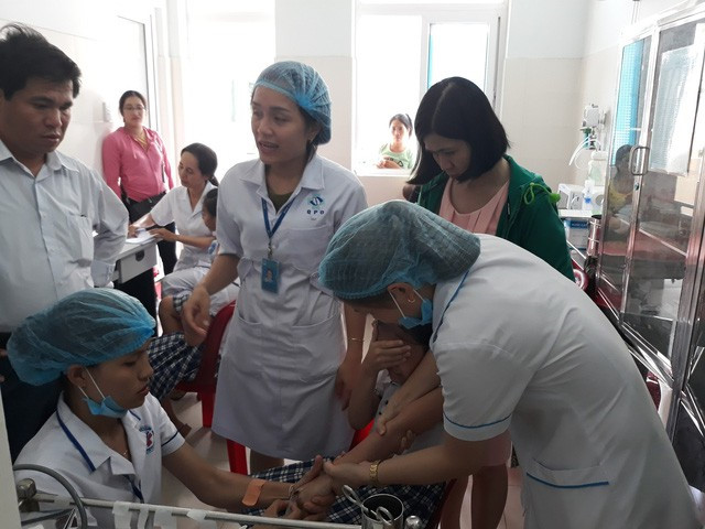 Khuẩn tụ cầu vàng trong trà sữa khiến 19 HS nhập viện nguy hiểm thế nào?