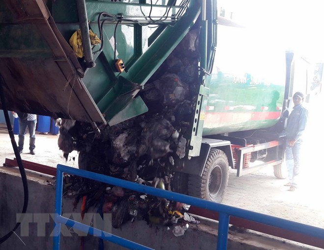 Người dân chặn đường không cho xe chở rác vào nhà máy