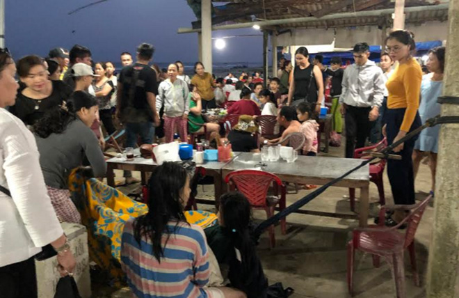 Tắm biển, cả nhóm học sinh bị sóng cuốn