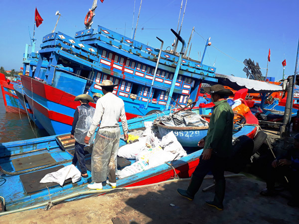 Khan hiếm lao động đi biển: Tàu thuyền gác bến nằm bờ