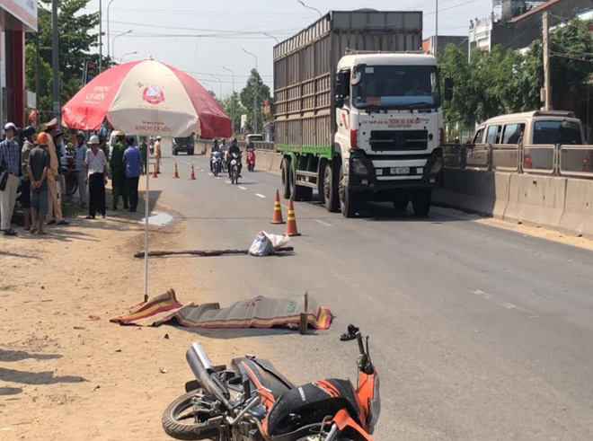 Nam sinh viên đi học về bị ô tô chở gỗ dăm cán tử vong