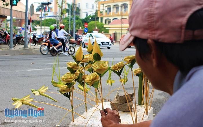 Hoa hồng từ lá dừa, món quà bình dị cho ngày 8/3