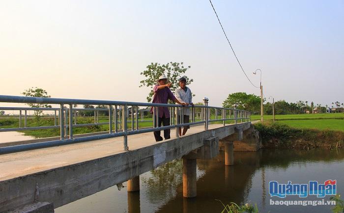 Người dân tự góp tiền xây cầu dân sinh