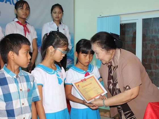 Trao 160 suất học bổng cho học sinh dân tộc thiểu số và con ngư dân