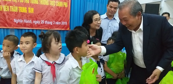 Phó Thủ tướng Thường trực Chính phủ Trương Hòa Bình thăm, tặng quà Trung tâm nuôi dạy trẻ khuyết tật Võ Hồng Sơn