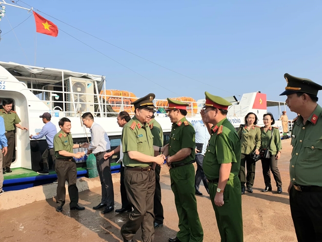 Bộ trưởng Tô Lâm thăm và làm việc tại huyện đảo Lý Sơn