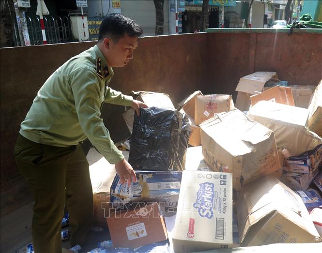 Quảng Ngãi tiêu hủy hơn 10.000 sản phẩm nhập lậu