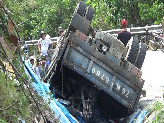 Xe tải lật giữa đèo, 1 người tử vong, 3 tấn kính văng tung toé