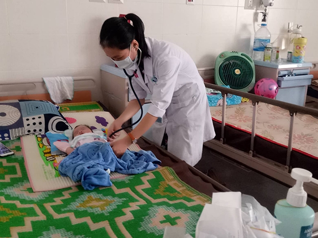 Nắng nóng kéo dài, trẻ nhập viện tăng cao