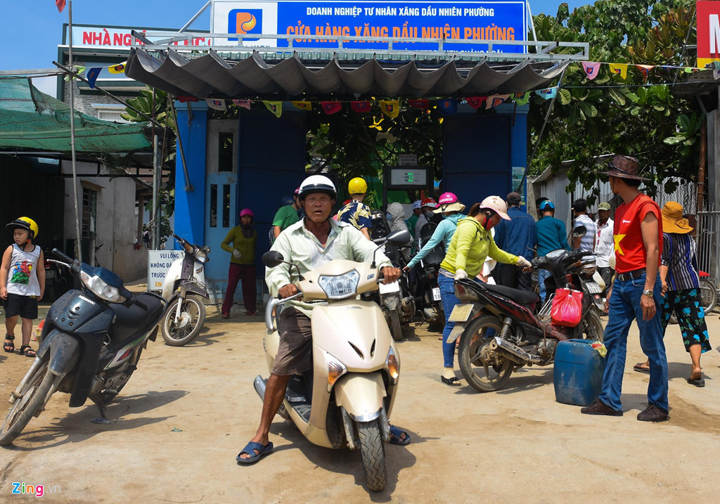 Dân tranh nhau mua xăng ở đảo Lý Sơn trước dịp lễ 30/4