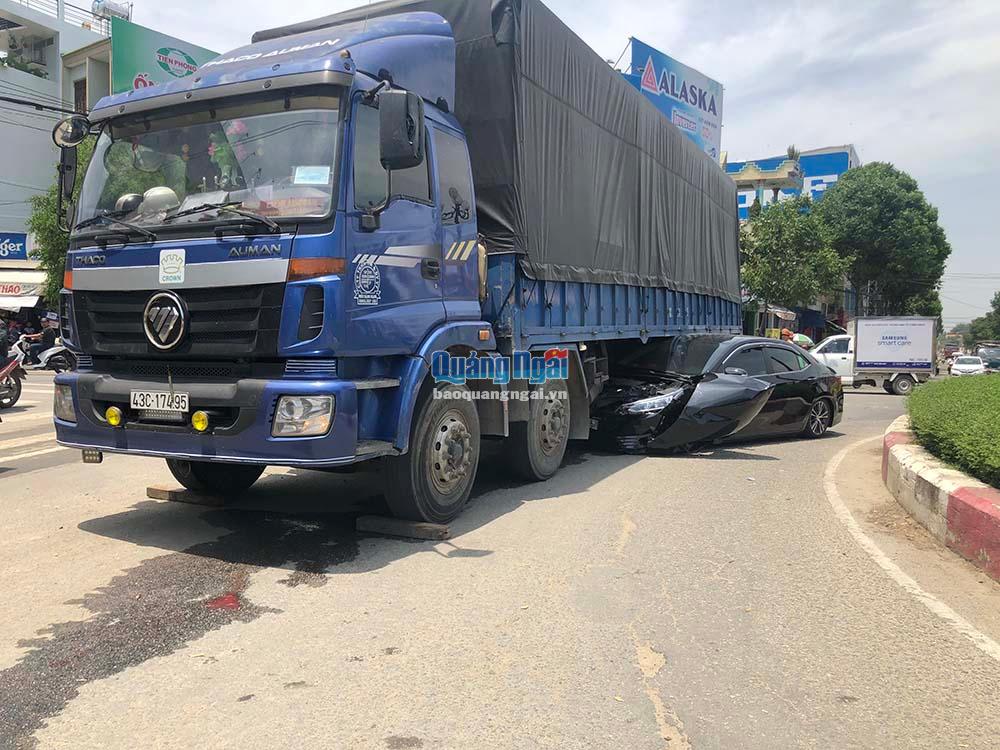 Ô tô con bị cuốn vào gầm xe tải, tài xế thoát chết