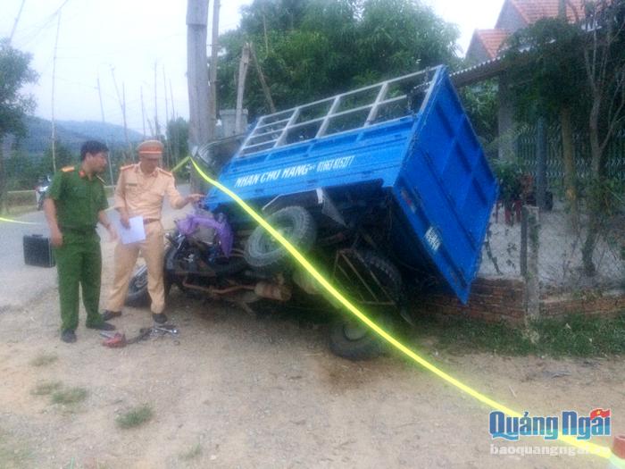 Quảng Ngãi: Xe chở bò đối đầu xe máy, một người tử vong