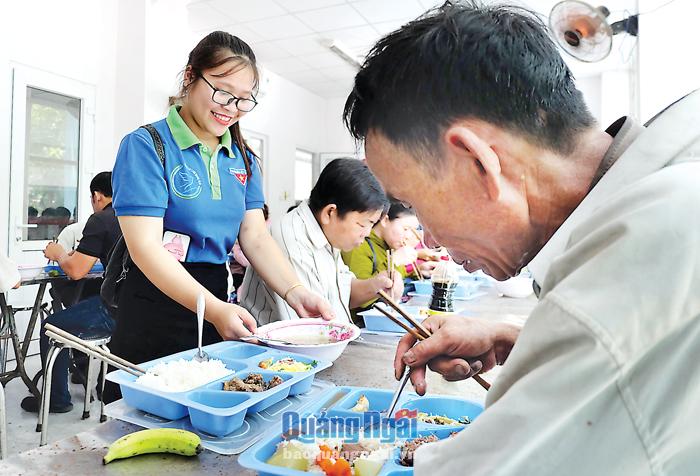 Quán cơm xã hội Nụ cười sông Trà: Dừng hoạt động do khó khăn về kinh phí