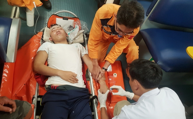 Vượt 300 hải lý cứu thuyền viên Quảng Ngãi bị tai nạn trên biển