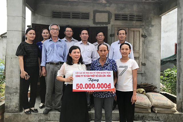 CLB Nhà báo nữ trao 50 triệu đồng xây nhà tình thương cho phụ nữ nghèo