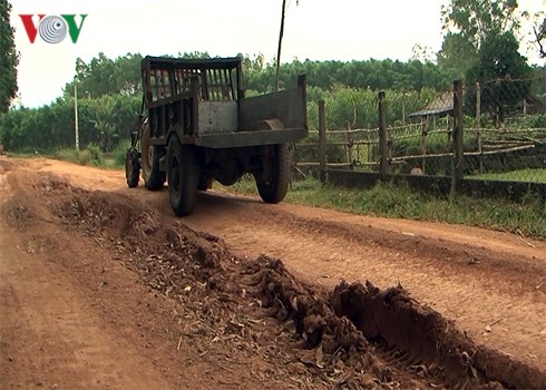 Thu tiền nhưng không làm đường bê tông cho người dân