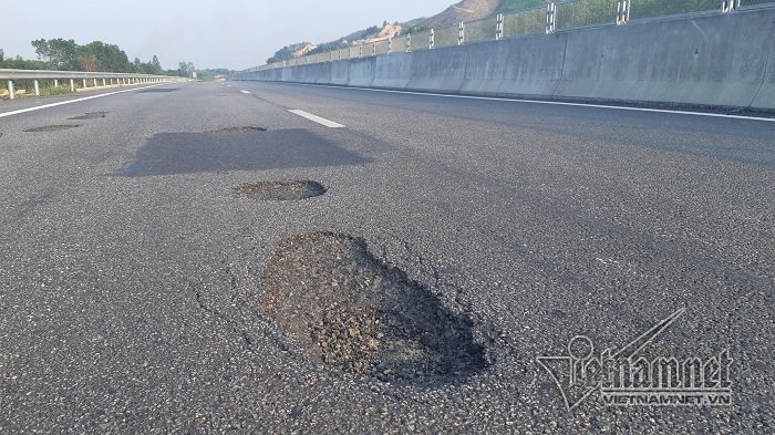Cao tốc 34.000 tỷ chi chít ổ gà: 'Tại cơn mưa đầu mùa'
